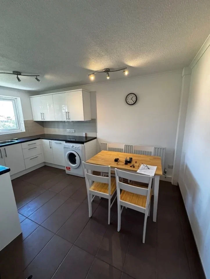 Flat Preston Court in Elmbridge