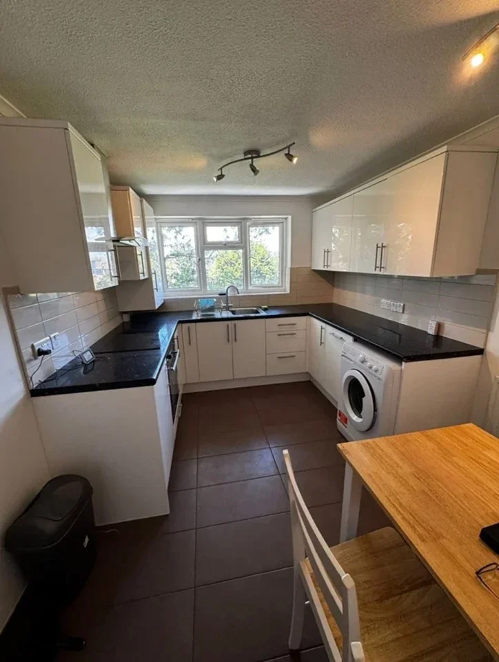 Flat Preston Court in Elmbridge
