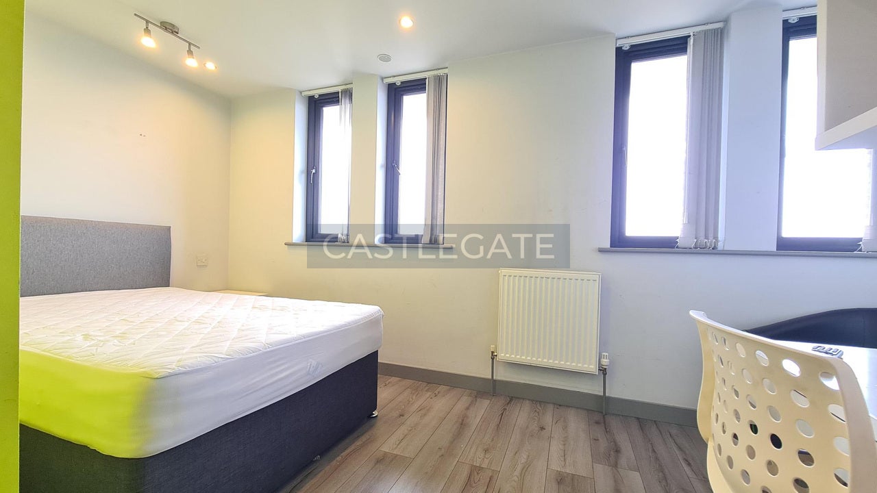 Room Half Moon Street in Kirklees