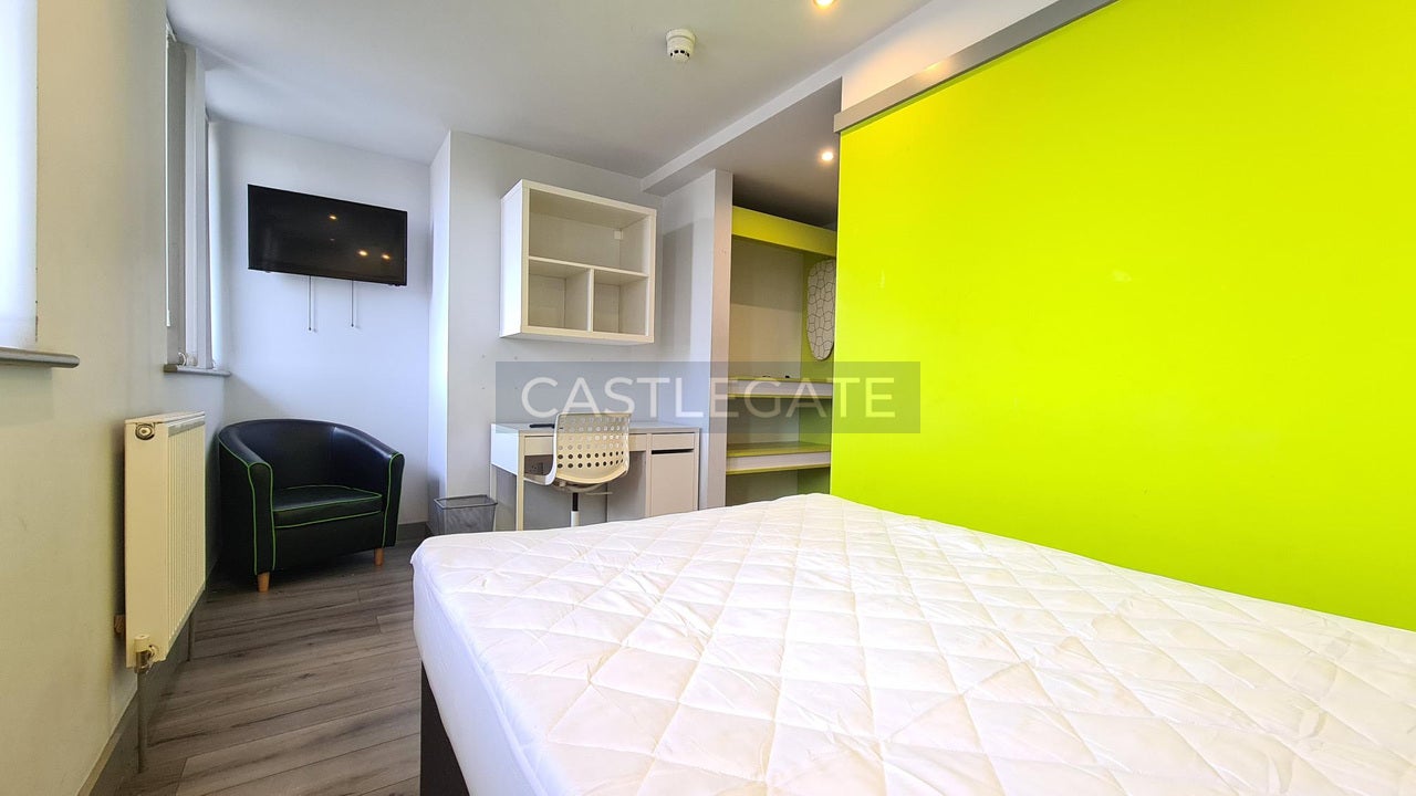 Room Half Moon Street in Kirklees