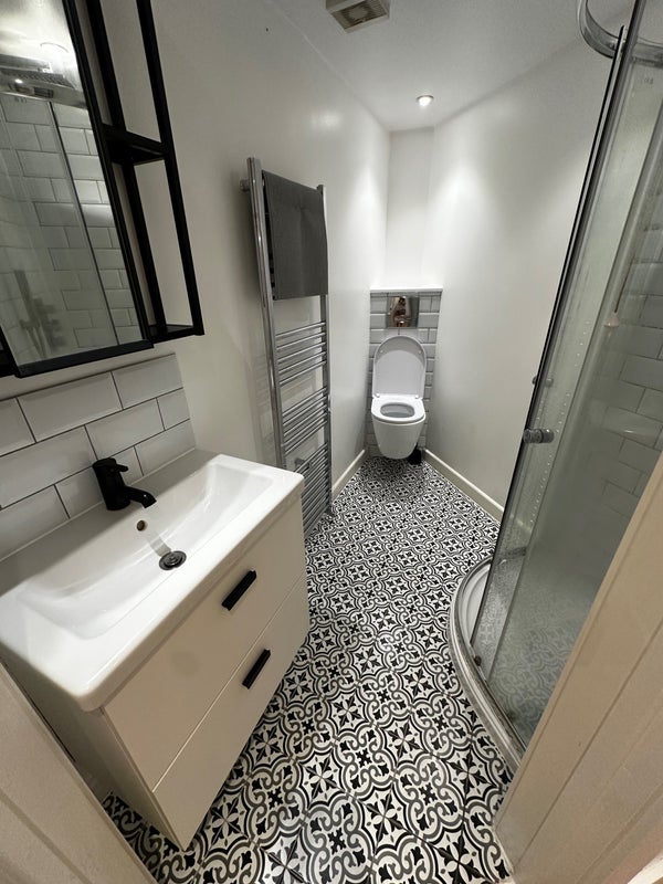 Room Lurline Gardens in Greater London