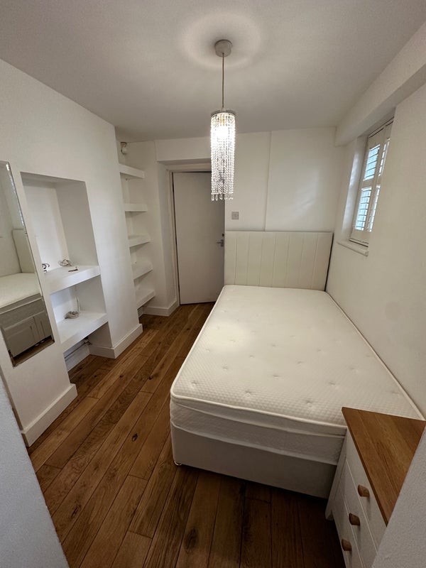 Room Lurline Gardens in Greater London