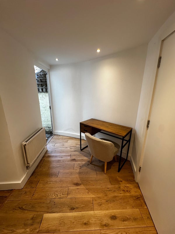 Room Lurline Gardens in Greater London
