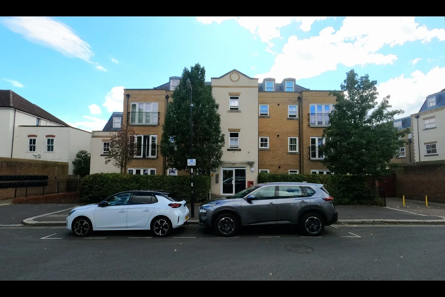 Flat The Parade in Epsom and Ewell