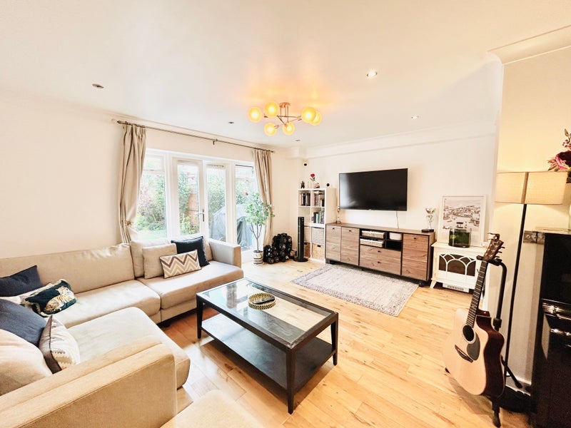 Room Benjamin Mews in Greater London