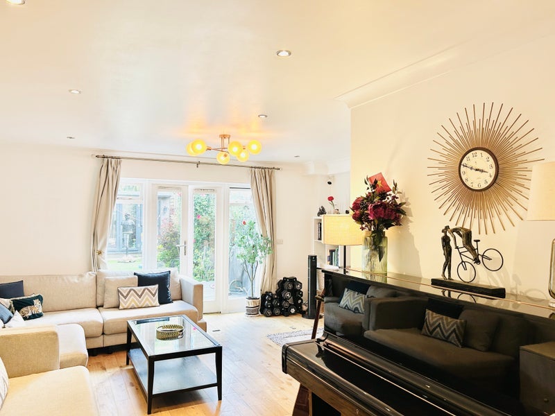 Room Benjamin Mews in Greater London