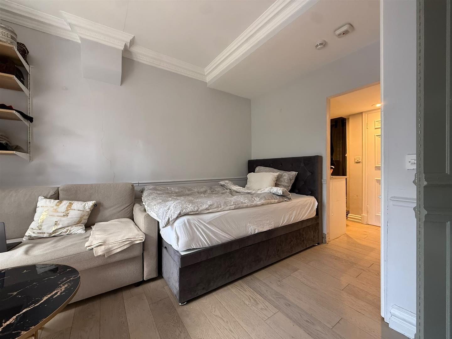 Flat Philbeach Gardens in Greater London