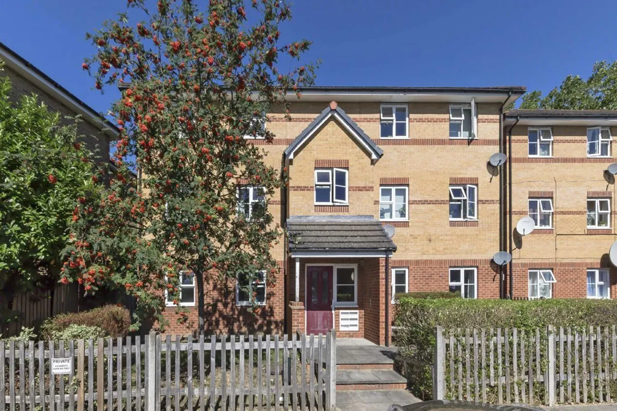 Flat Gearing Close in Greater London