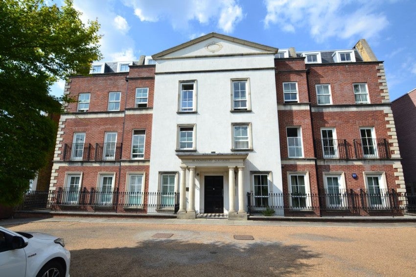 Flat Widmore Road in Greater London