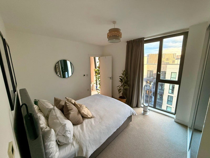 Room Forrester Way in Greater London