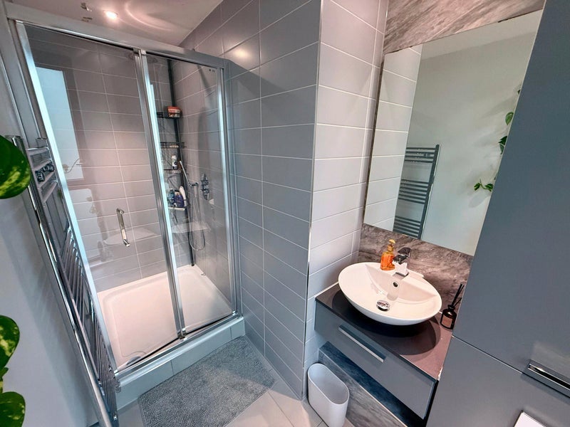 Room Forrester Way in Greater London
