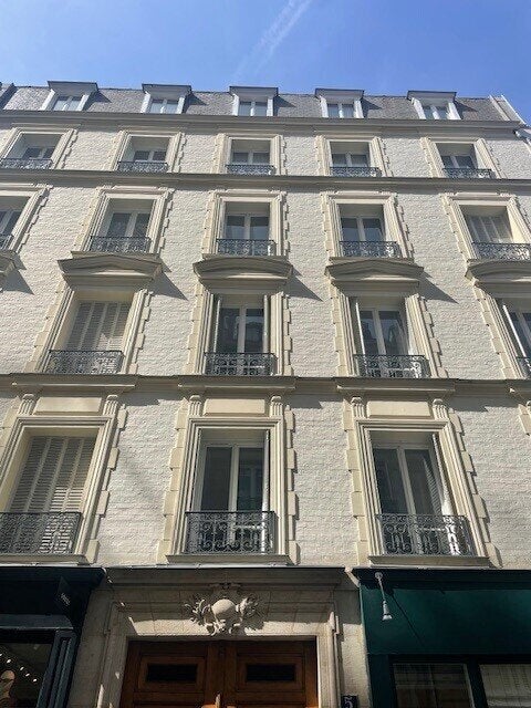 Flat Rue Pierre Guérin in Paris