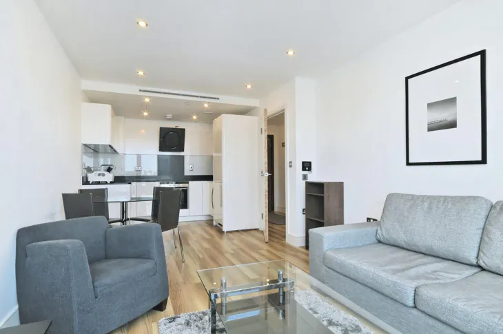 Flat Aldgate High Street in City of London