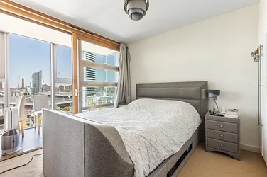 Flat Holman Road in Greater London