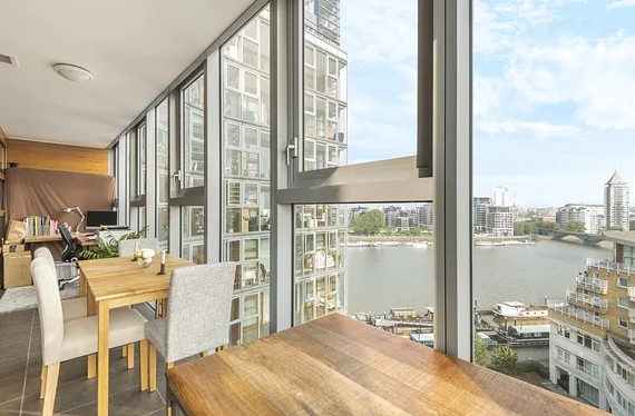 Flat Holman Road in Greater London