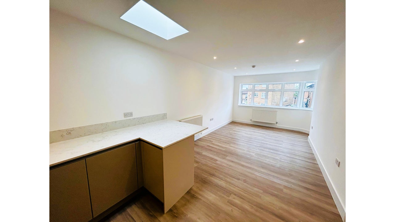 Flat Clifford Way in Greater London