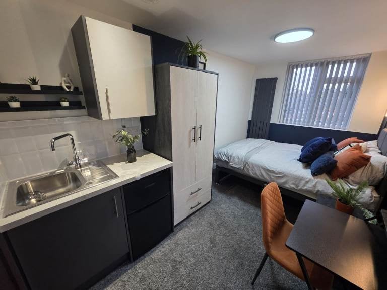 Room Park Street West in Luton