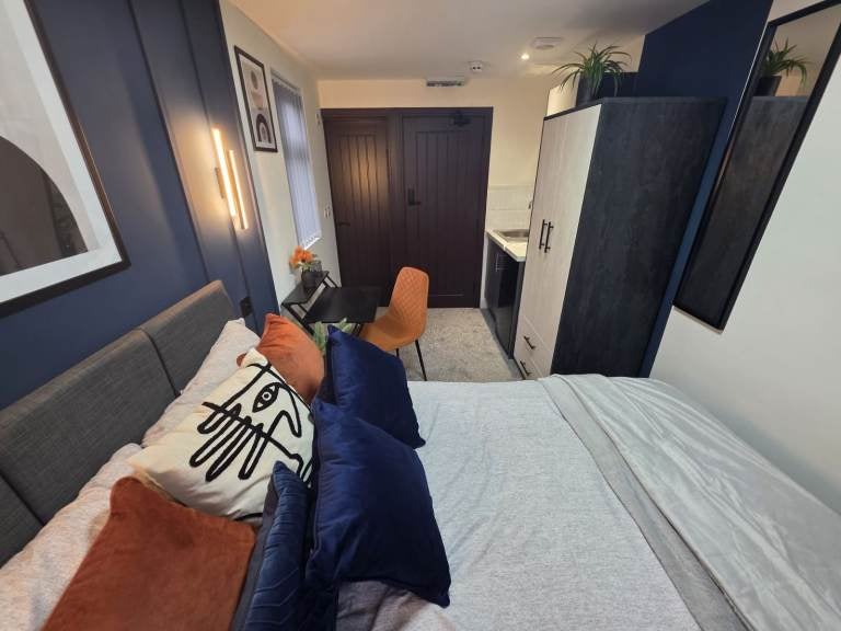 Room Park Street West in Luton