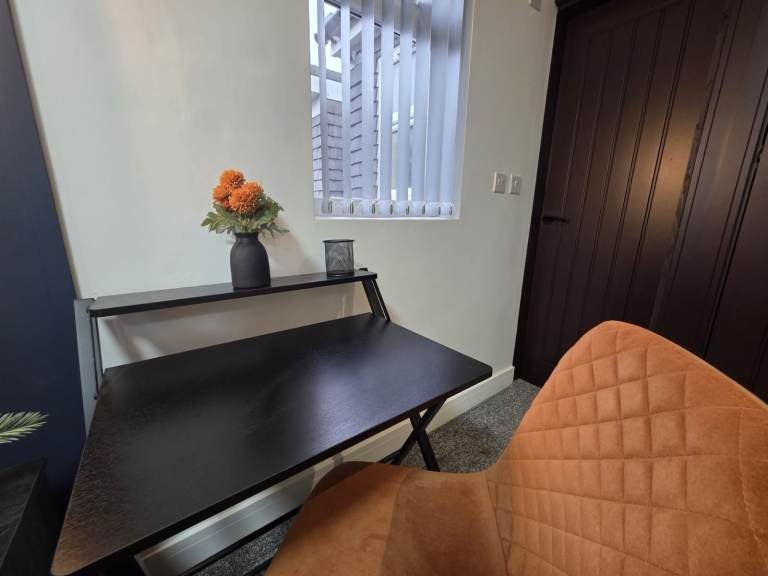 Room Park Street West in Luton