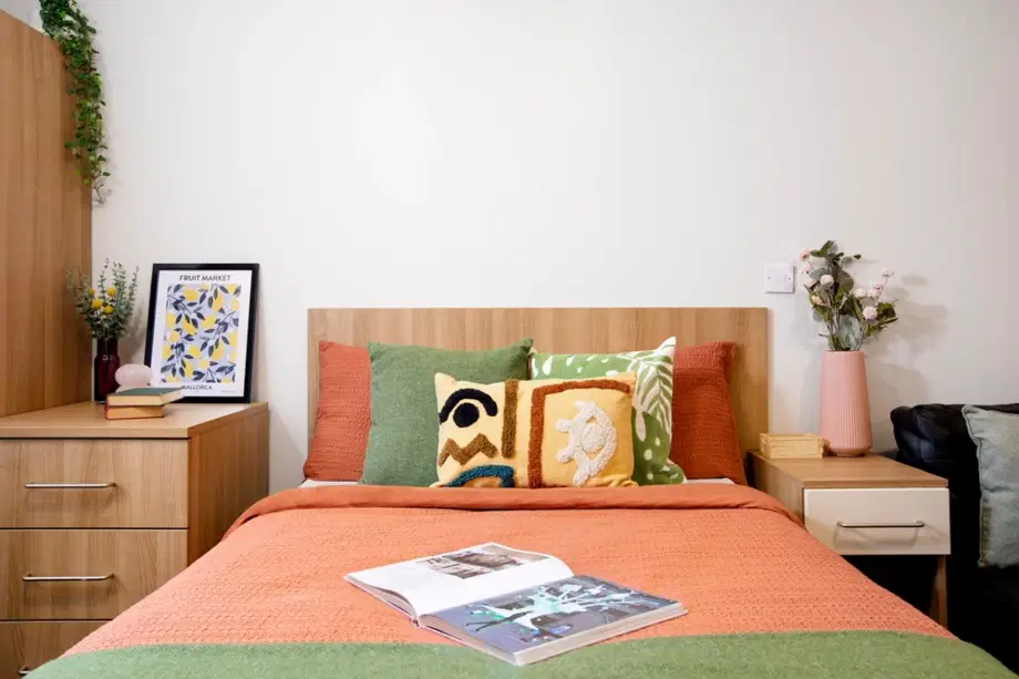 Room Crow Lane in Bristol