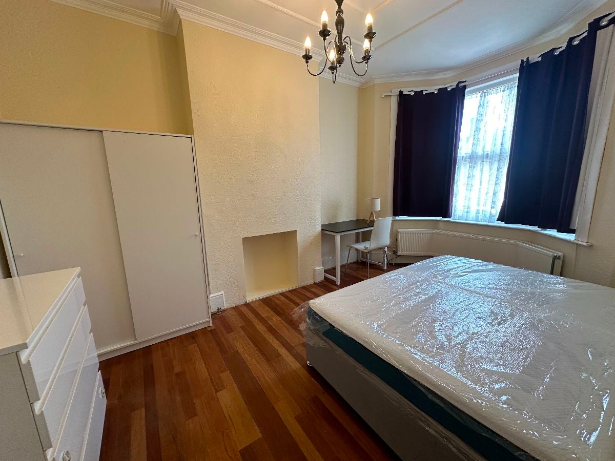 Room Chelmsford Road in Greater London