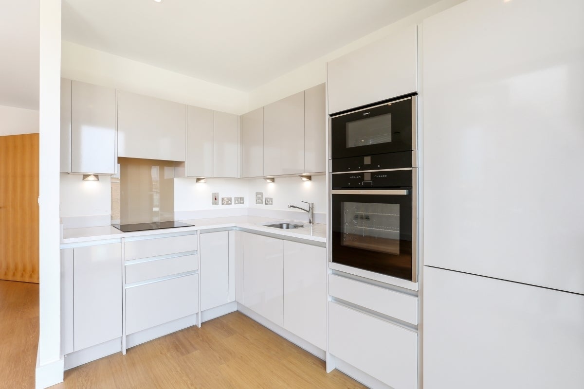 Flat Kilburn Park Road in City of Westminster