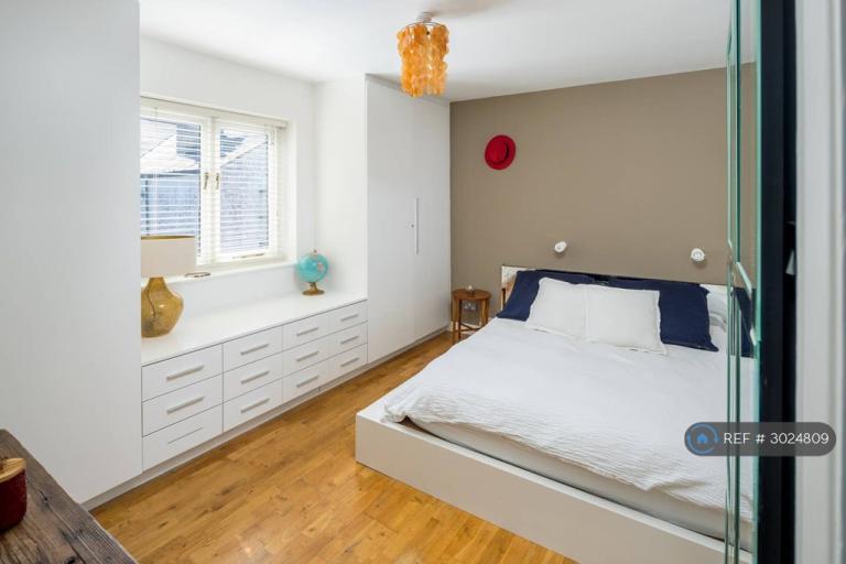 Flat Harrow Road in Greater London