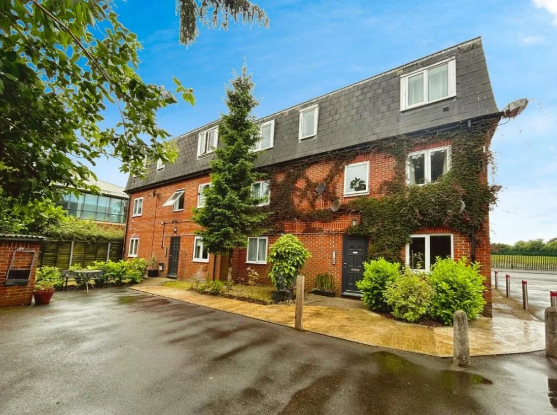 Flat Poyle Road in Slough