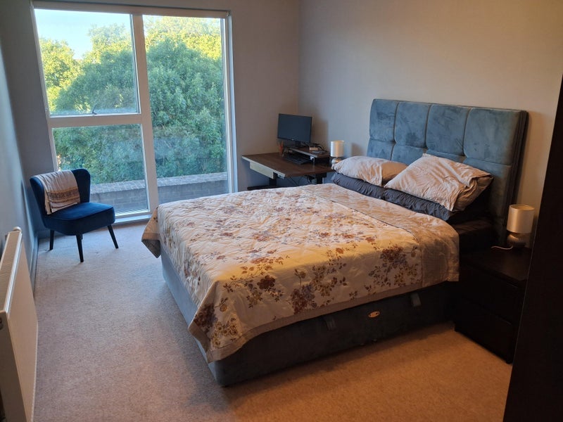 Room Manor Road in Greater London