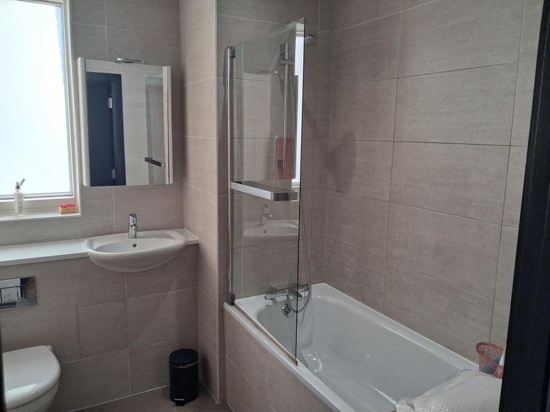 Room Manor Road in Greater London