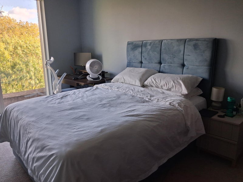Room Manor Road in Greater London