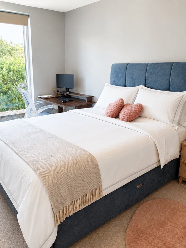 Room Manor Road in Greater London
