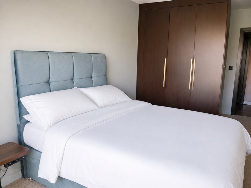 Room Manor Road in Greater London