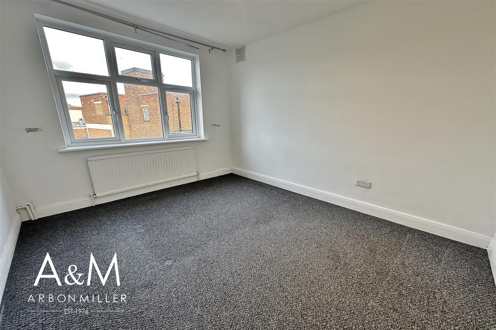 Room Sydney Road in Greater London