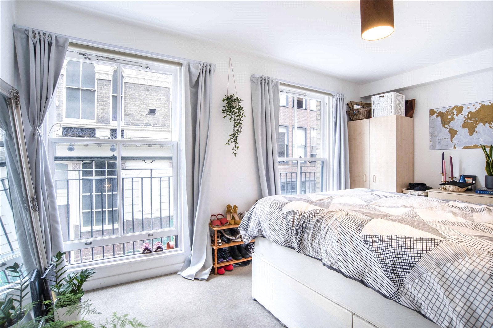 Flat Calvin Street in Greater London