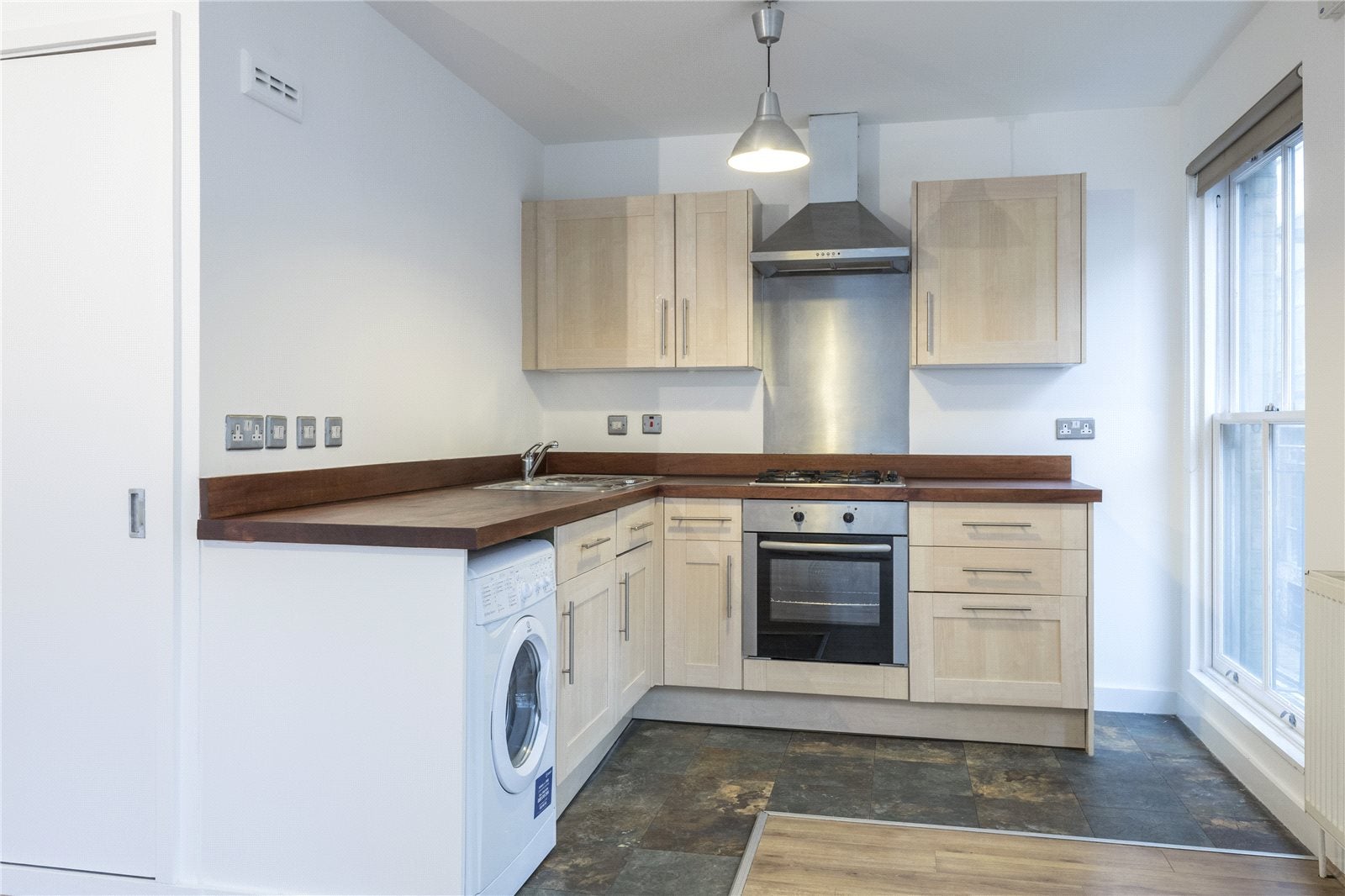 Flat Calvin Street in Greater London