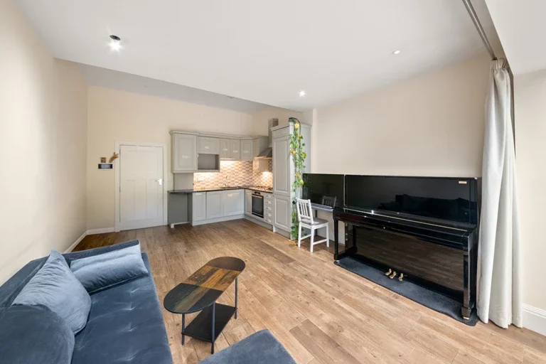 Flat Studland Road in Greater London