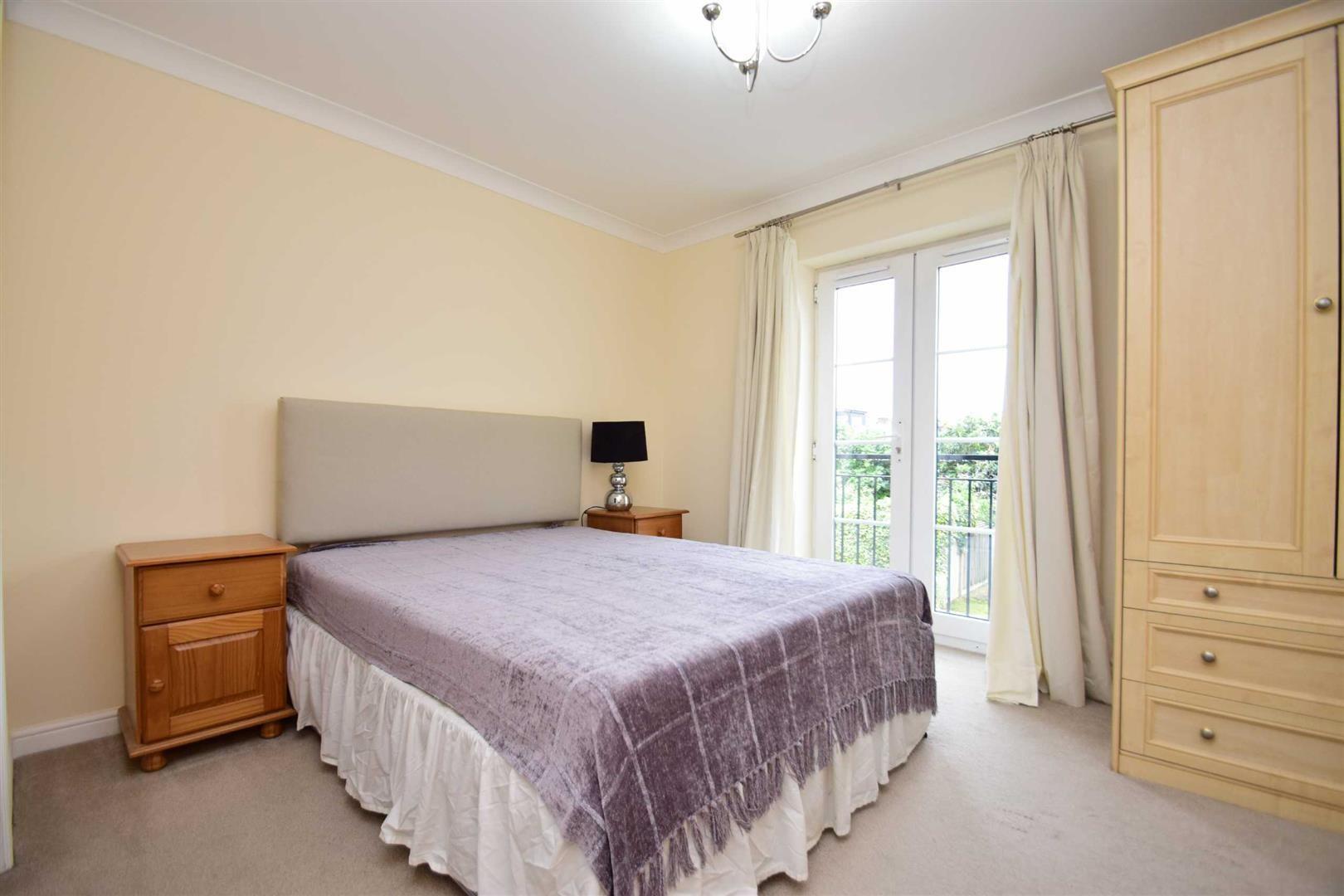 Flat De Montfort Road in Reading