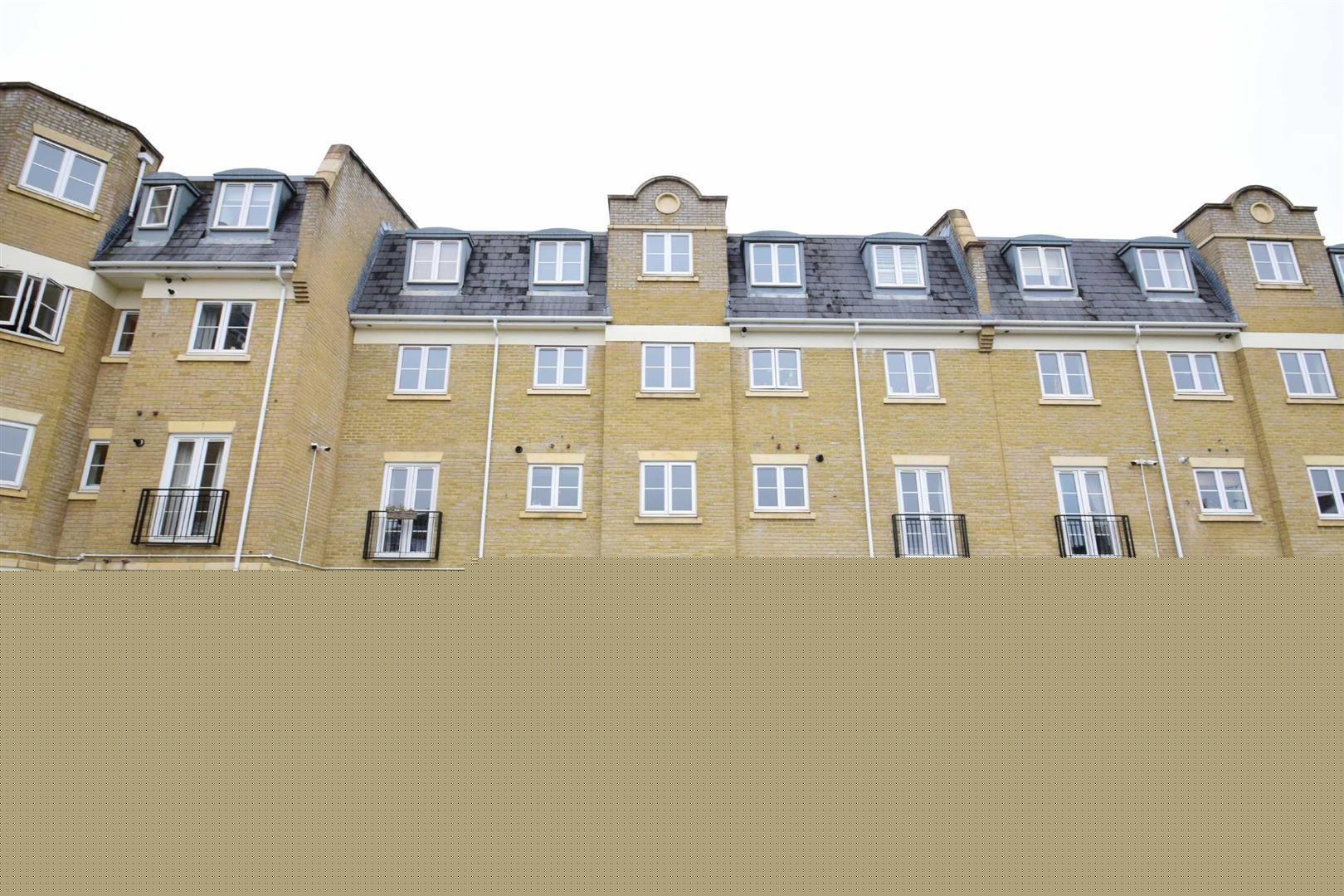 Flat De Montfort Road in Reading