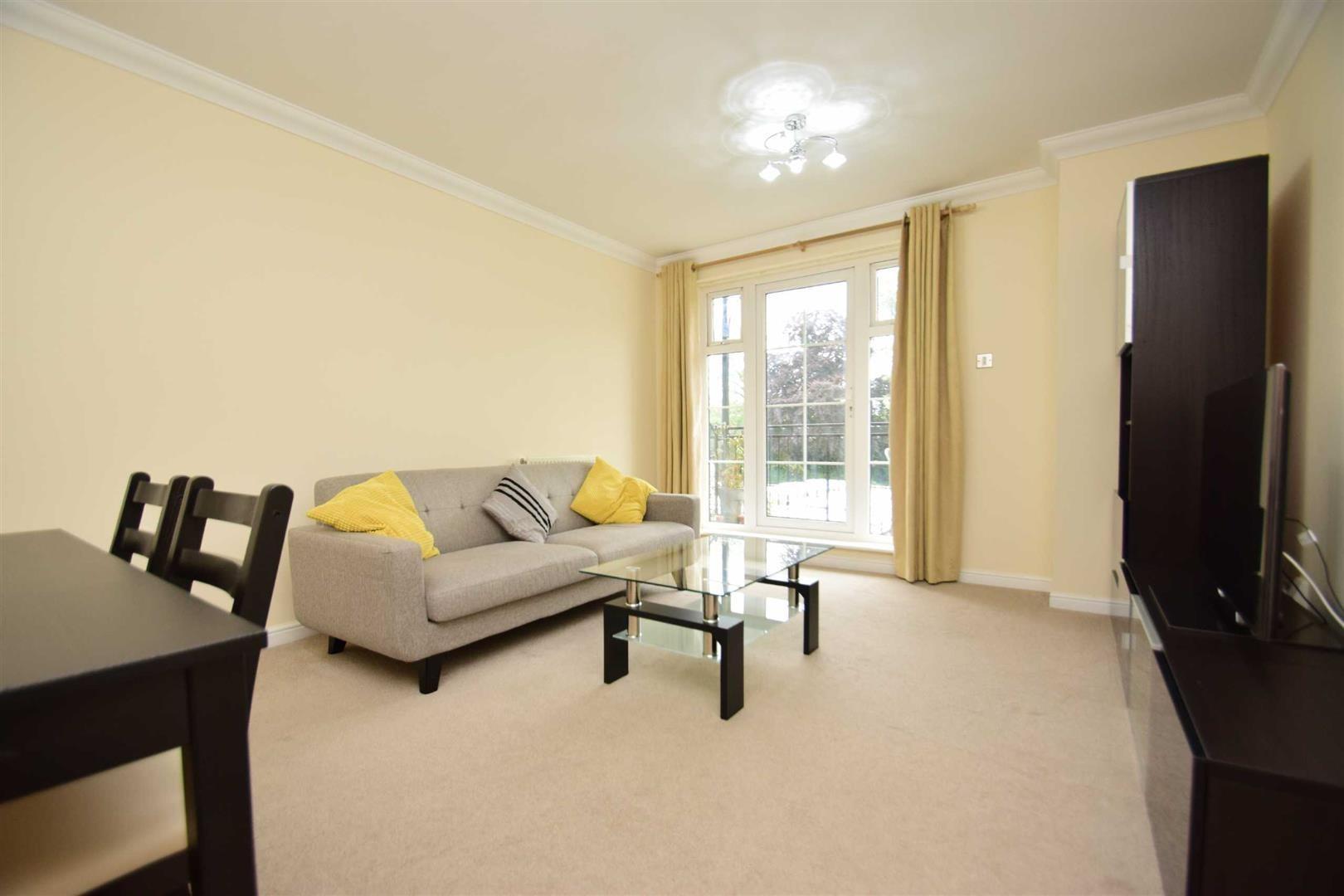 Flat De Montfort Road in Reading