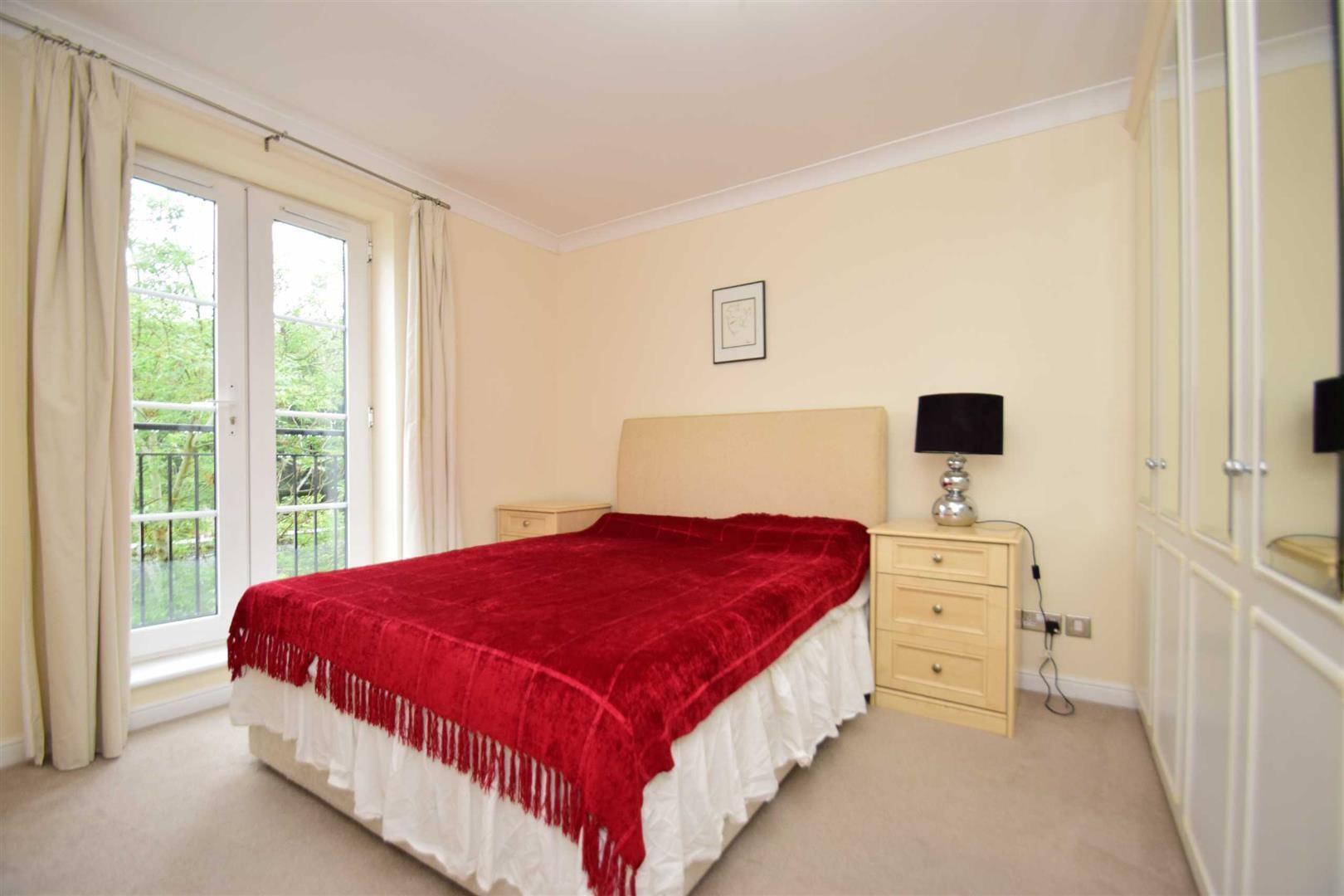Flat De Montfort Road in Reading
