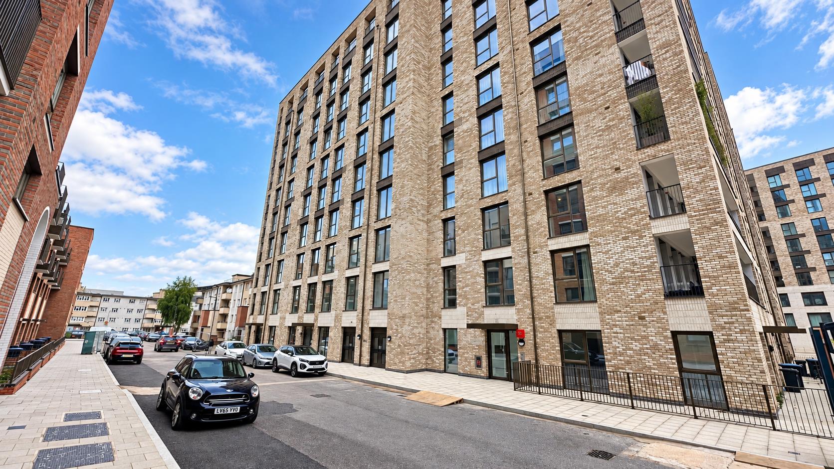 Flat Denmark Road in Greater London