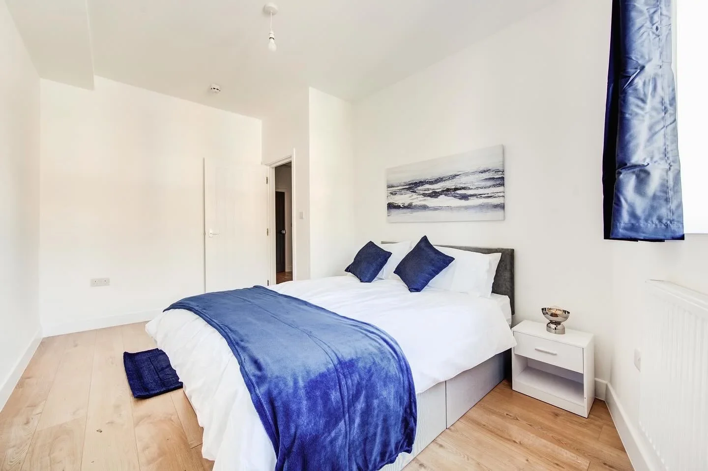 Flat Hinton Road in Greater London