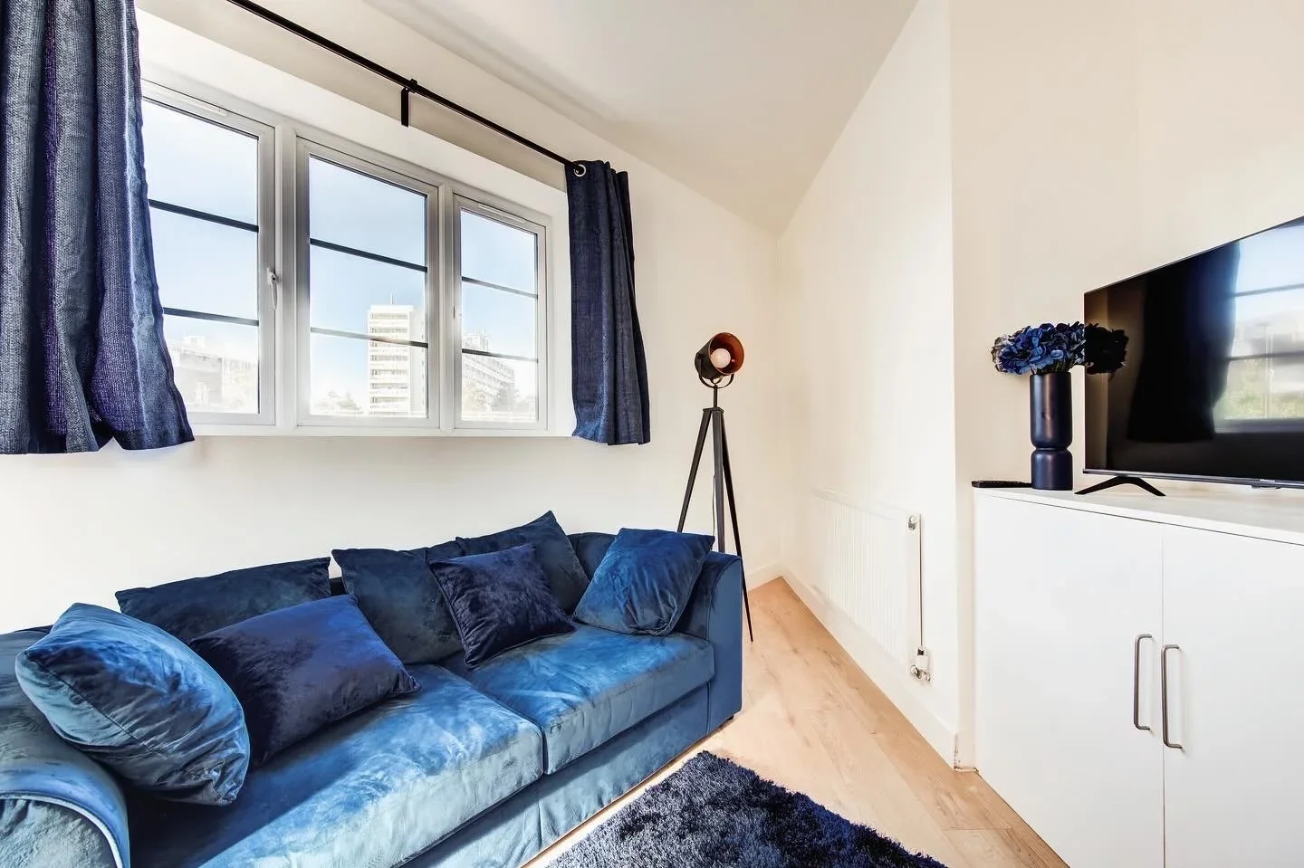 Flat Hinton Road in Greater London