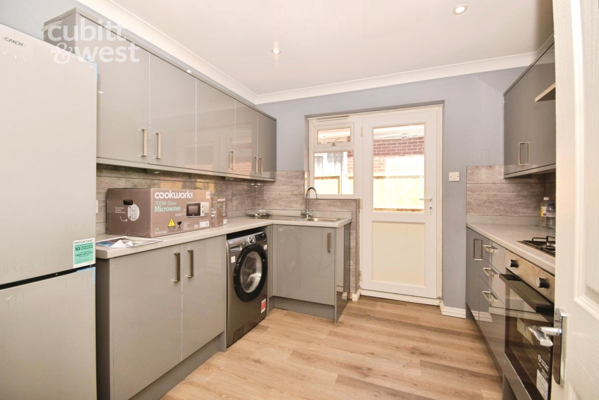 Room Wheatcroft Grove in Rainham