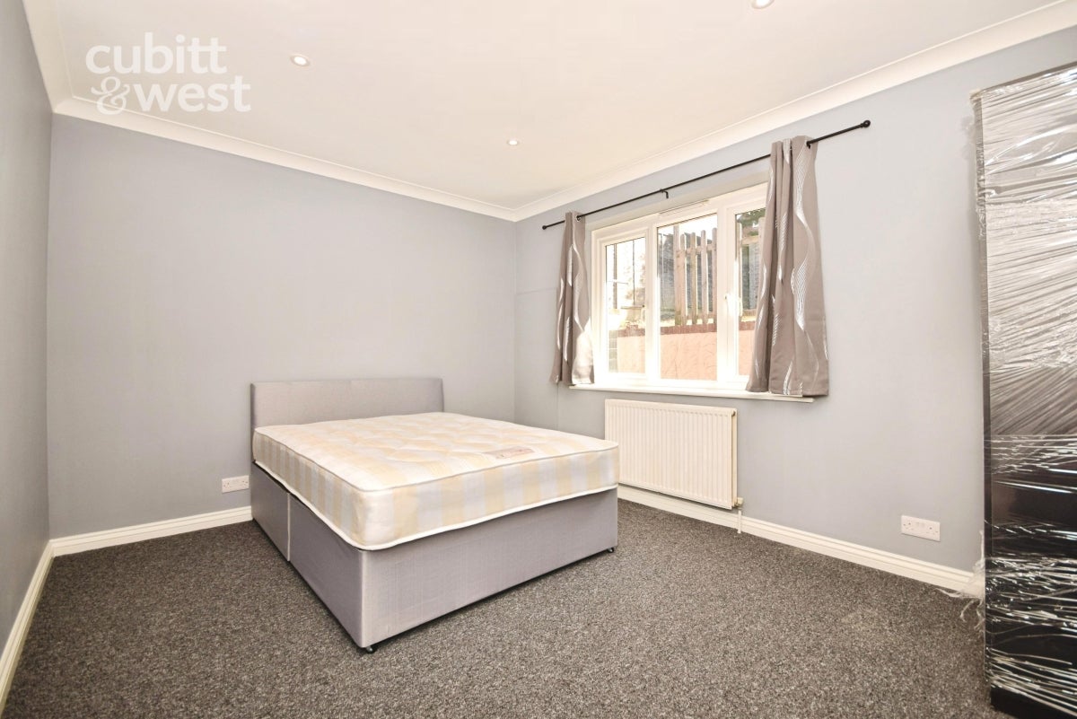 Room Wheatcroft Grove in Rainham
