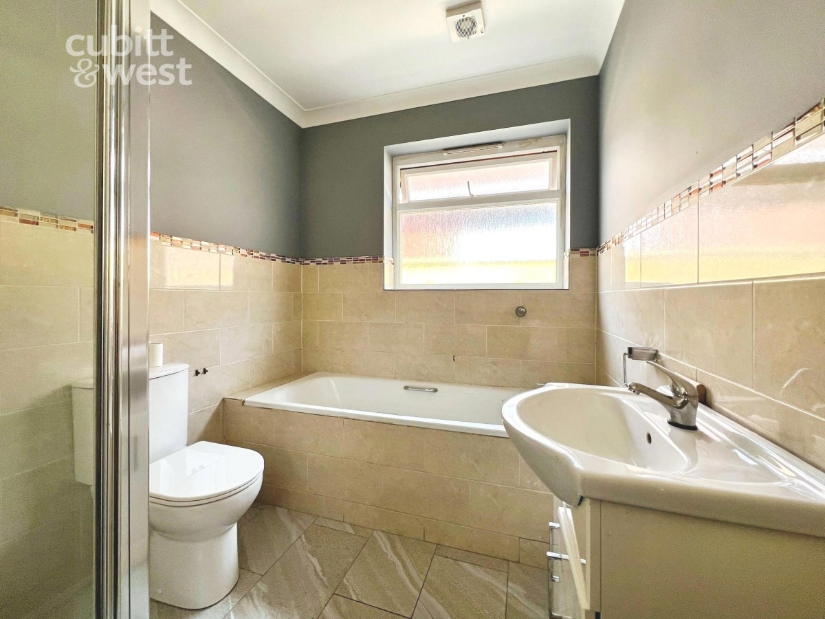 Room Wheatcroft Grove in Rainham