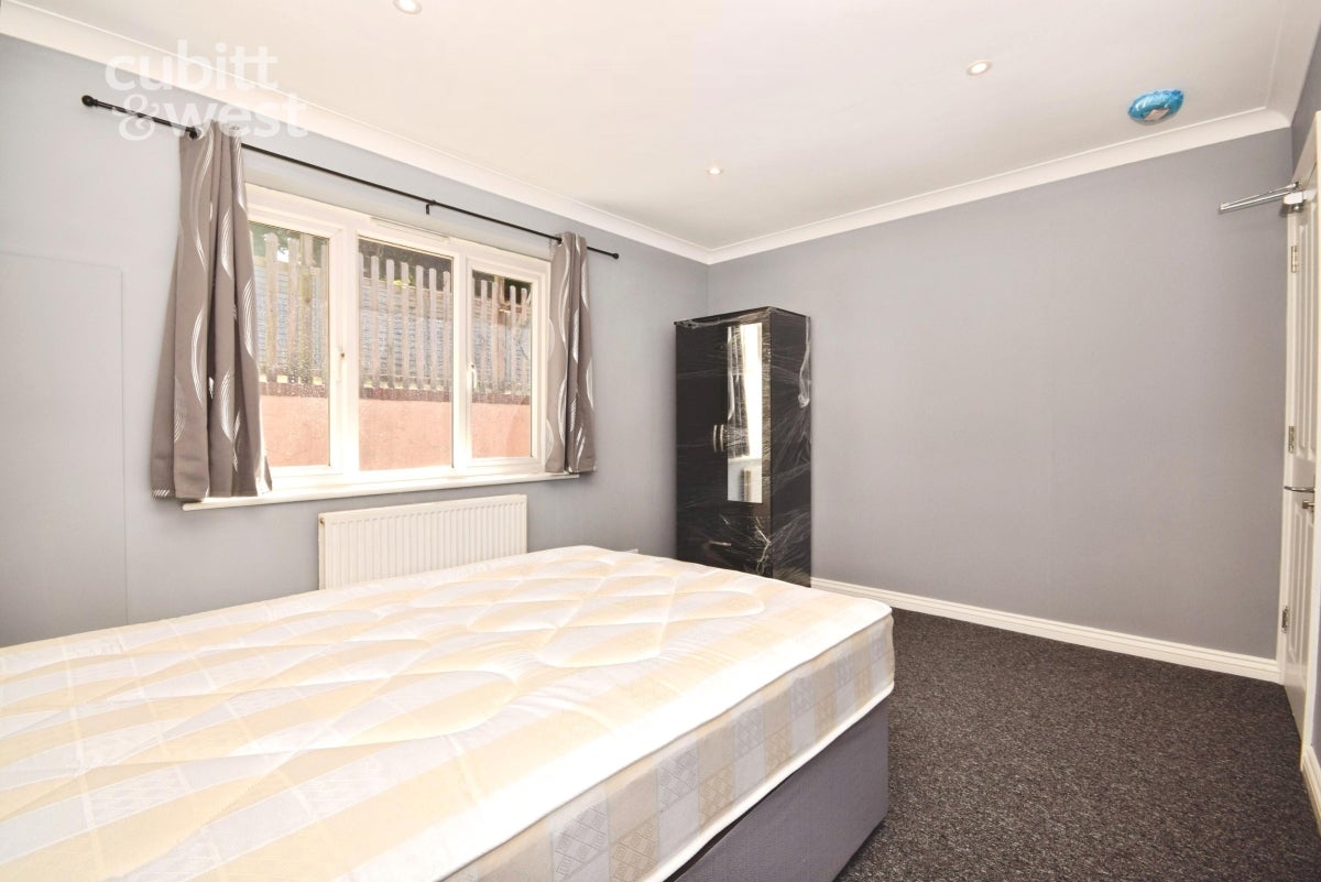 Room Wheatcroft Grove in Rainham
