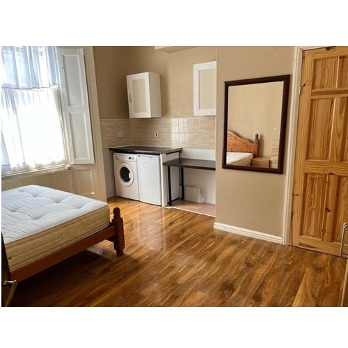 Room Holland Road in Greater London
