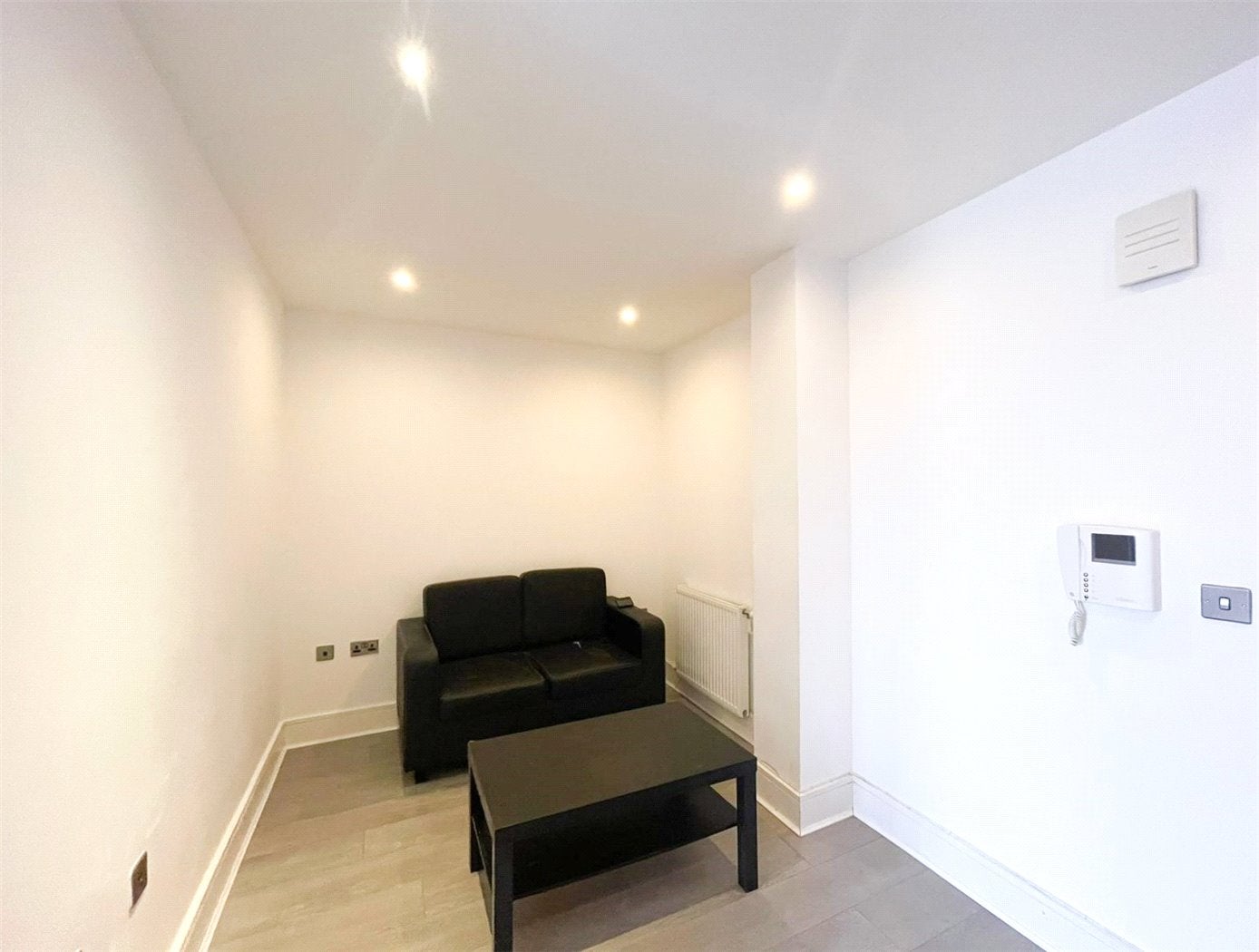 Flat Pinner Road in Greater London